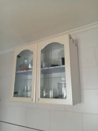 Mueble de cocina beige con puertas de cristal