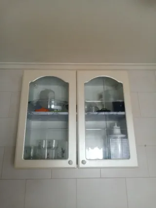 Mueble de cocina beige con puertas de cristal