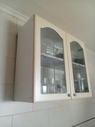 Mueble de cocina beige con puertas de cristal