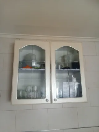 Mueble de cocina beige con puertas de cristal