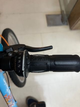 Bicicleta infantil Btwin azul y naranja