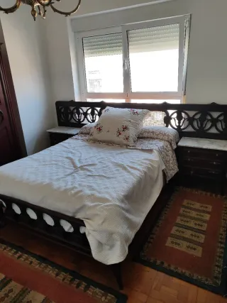 Cama matrimonio vintage con mesitas y cabecero