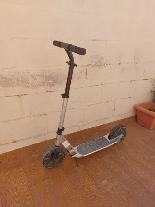 Patinete plegable plateado