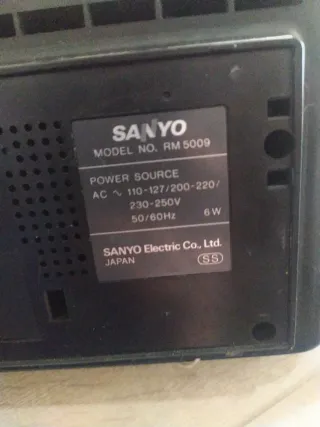 Radio despertador Sanyo negro