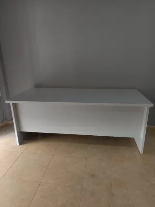 Mesa de oficina blanca