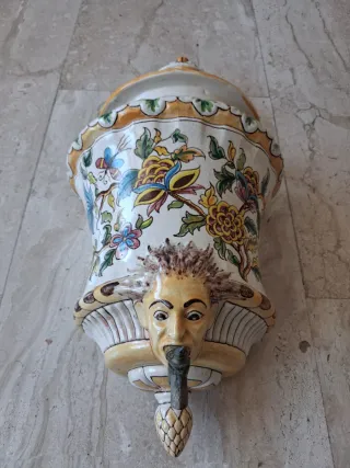 Fuente de pared cerámica Cases (Manises) Aguamani