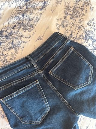 Pantalones vaqueros acampanados oscuros