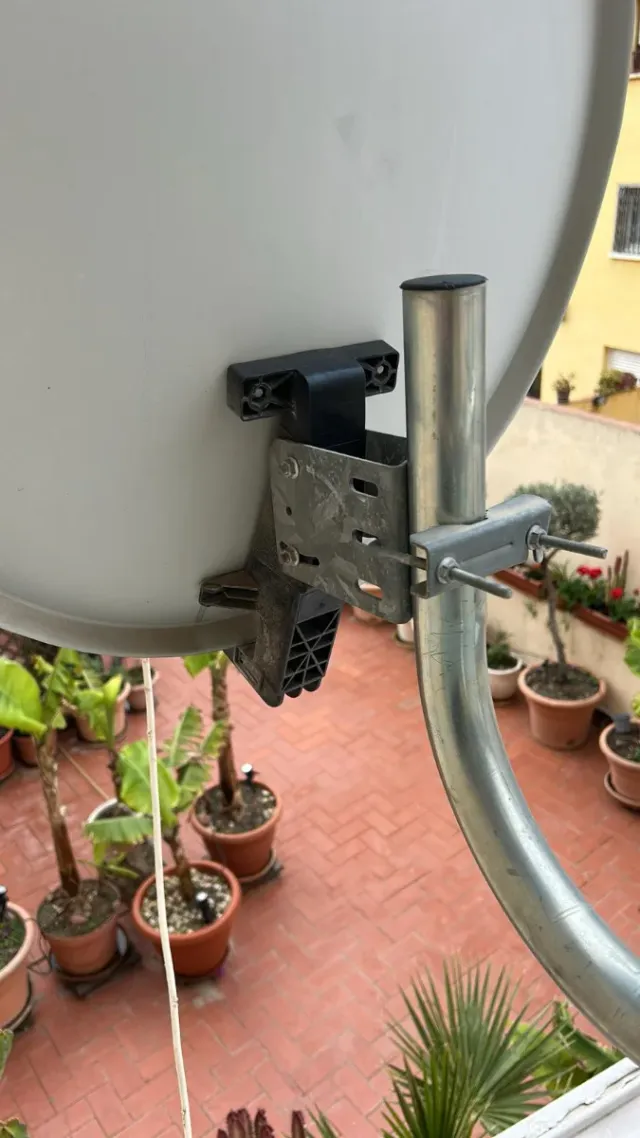 Antena parabólica con soporte para baranda