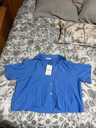 Camisa azul de manga corta
