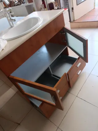 Mueble de baño madera con lavabo y grifo