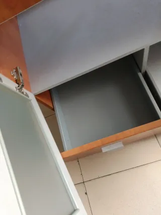 Mueble de baño madera con lavabo y grifo