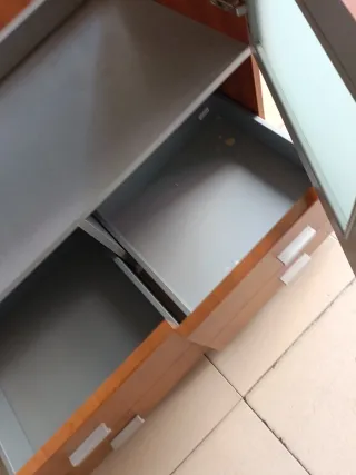 Mueble de baño madera con lavabo y grifo