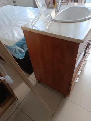 Mueble de baño madera con lavabo y grifo