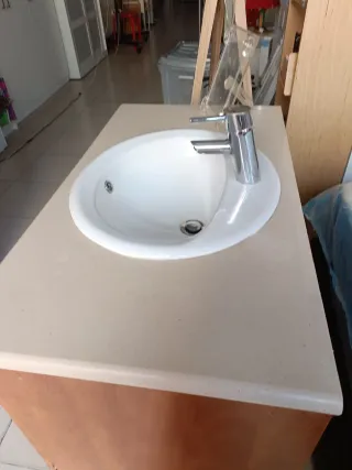 Mueble de baño madera con lavabo y grifo