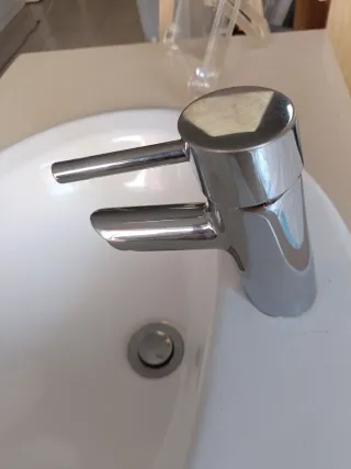 Mueble de baño madera con lavabo y grifo