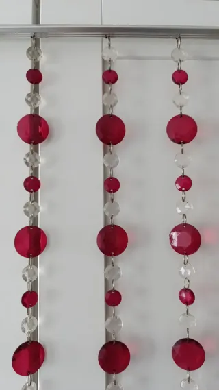 Cortina separadora cristales rojos y transparentes