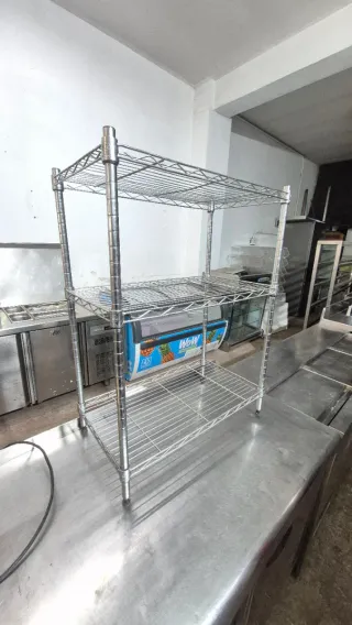 Estantería metálica plateada