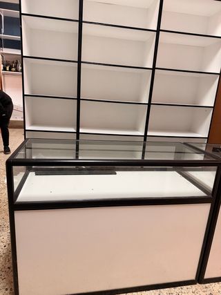 Mostrador expositor con estanterías