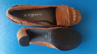 Zapatos tacón ante ETIEM marrones. Tacón 7 cm.
