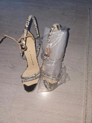 Zapatos de tacón serpiente beige y dorado