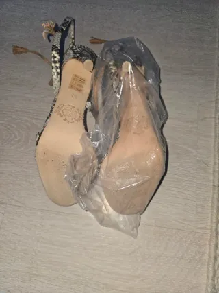 Zapatos de tacón serpiente beige y dorado