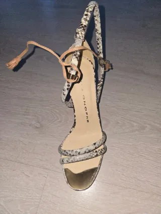 Zapatos de tacón serpiente beige y dorado