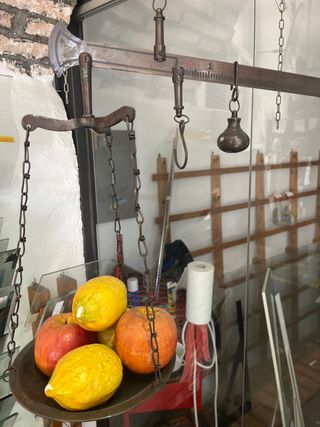 Balanza antigua de cocina con frutas