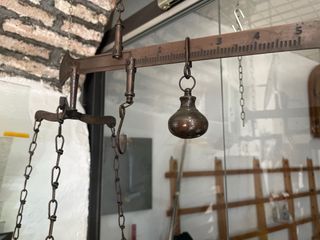 Balanza antigua de cocina con frutas