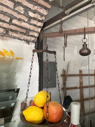 Balanza antigua de cocina con frutas