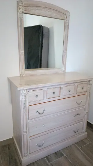 Cómoda beige con espejo