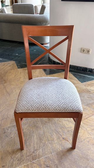 Silla de comedor de madera con asiento de tela