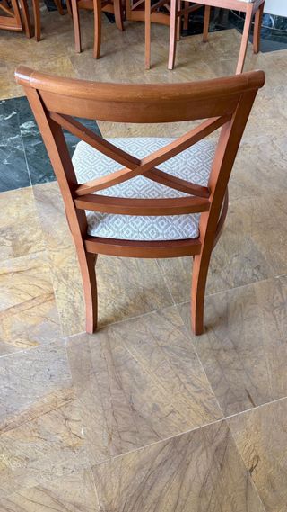 Silla de comedor de madera con asiento de tela