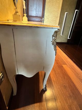 Cómoda clásica beige y dorada