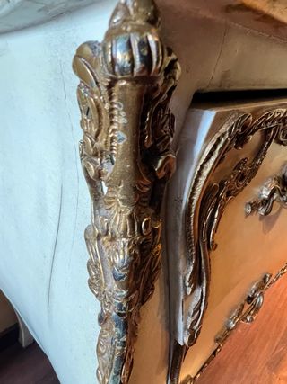 Cómoda clásica beige y dorada