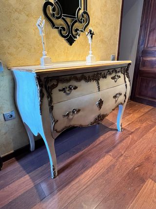 Cómoda clásica beige y dorada