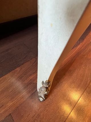 Cómoda clásica beige y dorada