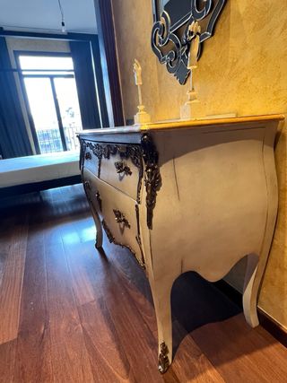 Cómoda clásica beige y dorada