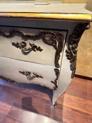 Cómoda clásica beige y dorada