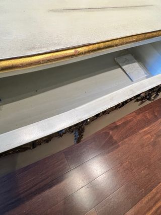 Cómoda clásica beige y dorada