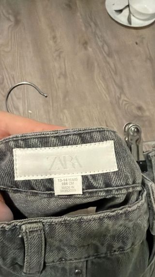 Falda vaquera gris con tachuelas