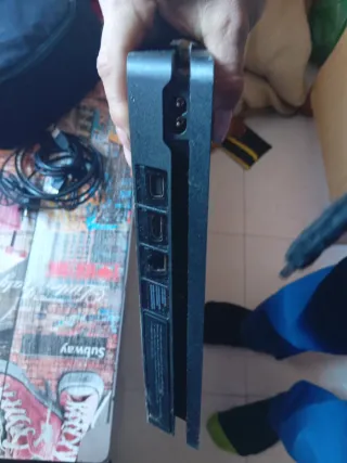 Consola PS4 (PlayStation 4) Negra  Sin mando