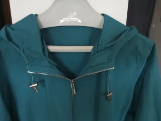 Trenca chubasquero verde azulado.