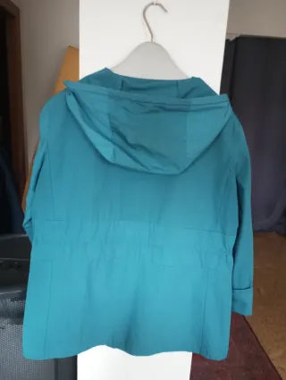 Trenca chubasquero verde azulado.