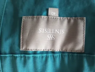 Trenca chubasquero verde azulado.