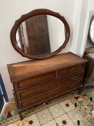 Cómoda de madera con espejo ovalado
