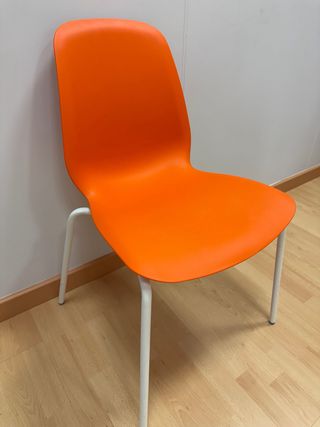 Silla de oficina naranja y blanca