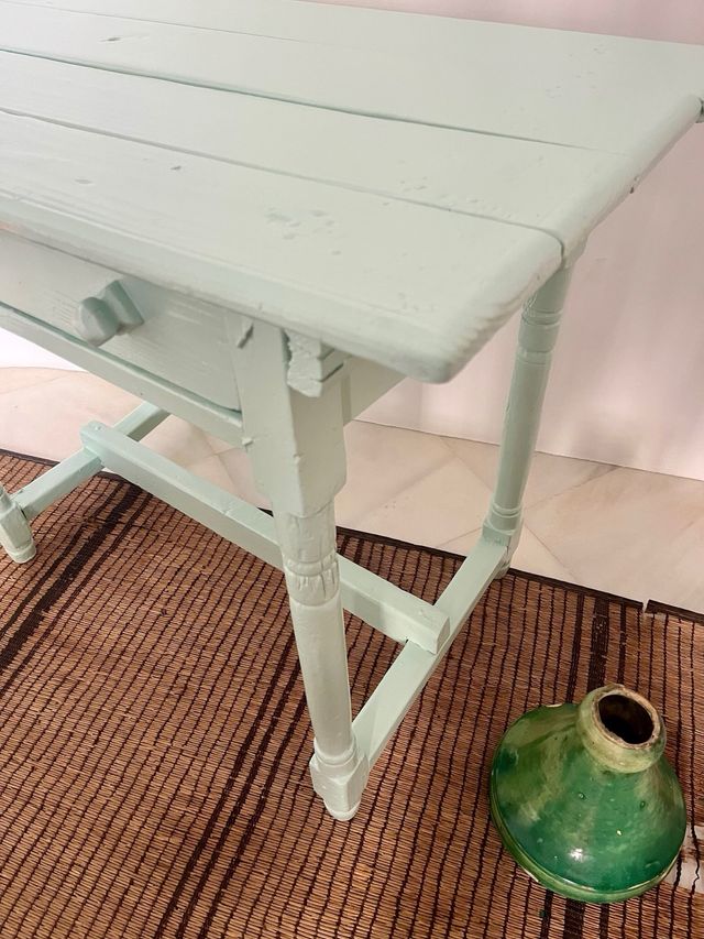 Mesa auxiliar de madera pintada
