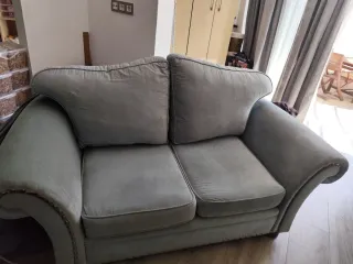 Sofá retro azul ideal para  espacios  decoración