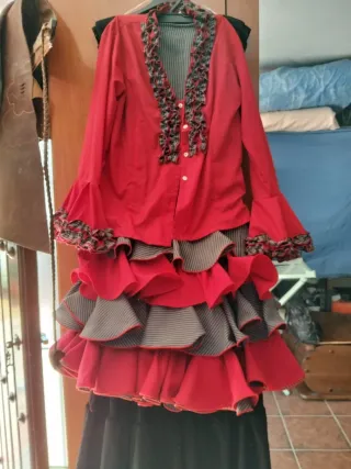 Traje de flamenca rojo y gris