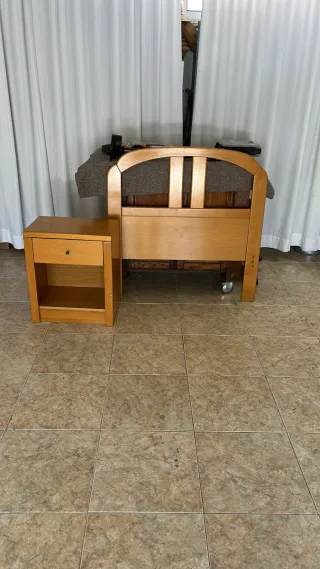 Mesita de noche y cabecero de madera